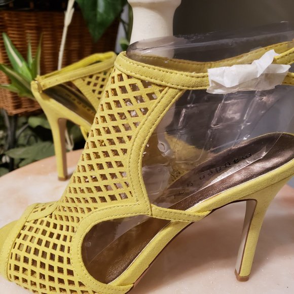 New Madden Girl Yellow Regal Strappy Sandals - Picture 12 of 12